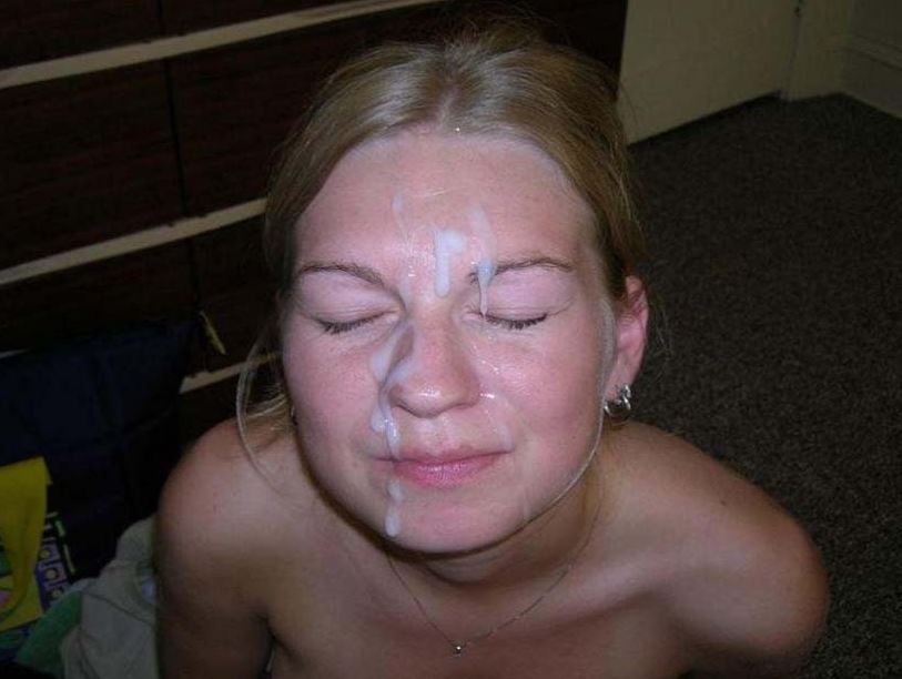 Blonde Freundin mit Sperma im Gesicht
