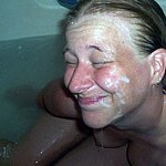 Freundin mit viel Sperma im Gesicht beim Baden
