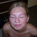 Blonde Freundin mit Sperma im Gesicht
