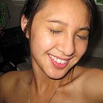 Junges geiles Mädchen mit Sperma im Gesicht