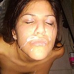 Schönes Mädchen mit Sperma im Gesicht und an den Lippen