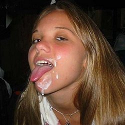 Freundin hat viel Sperma im Gesicht