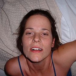 Junge Frau mit Gesicht voll Sperma